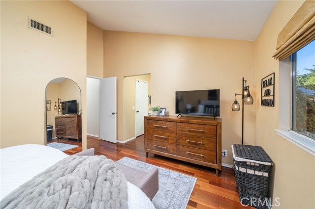 Image 23 of 39 For 5022 Burnaby