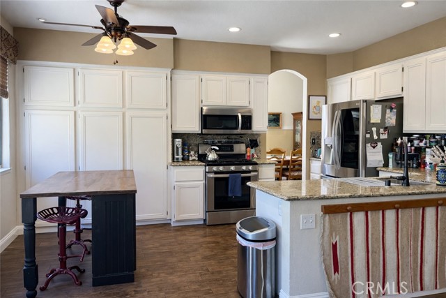 Detail Gallery Image 13 of 40 For 30420 Sequoia Ct, Castaic,  CA 91384 - 5 Beds | 3 Baths