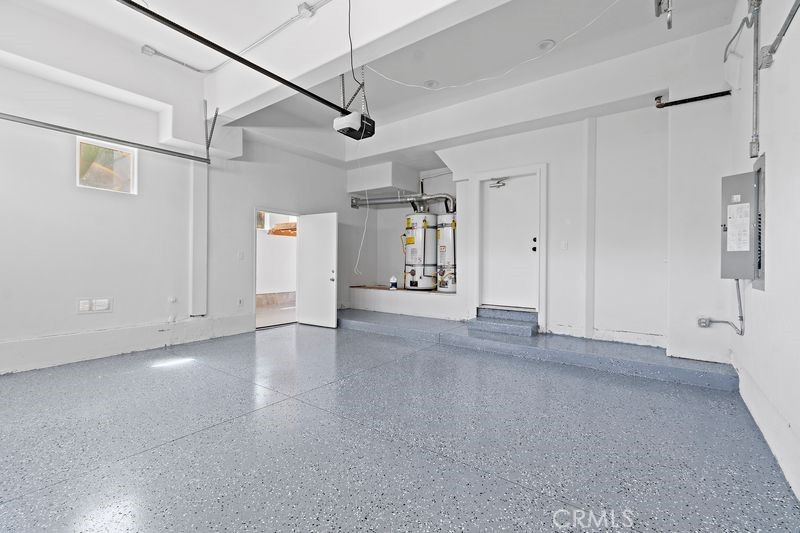 https://media.crmls.org/medias/d08183cc-705d-41c6-b740-d74f938cca1e.jpg?preset=X-Large