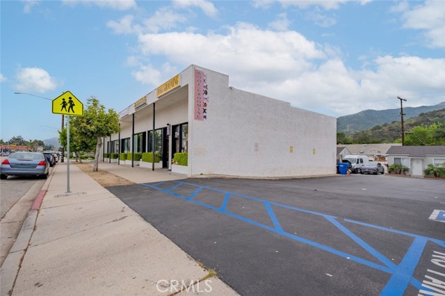 2950 Honolulu Avenue, La Crescenta CA: https://media.crmls.org/medias/d0851801-0195-4093-bfd2-47ebf106c7e1.jpg