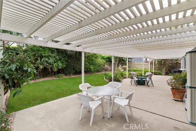 Detail Gallery Image 9 of 37 For 9412 Hingham, Huntington Beach,  CA 92646 - 5 Beds | 3 Baths