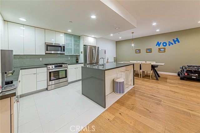 4813 Oakwood Avenue, Los Angeles CA: https://media.crmls.org/medias/d085c5c2-937a-452d-869a-df8f57f580ba.jpg