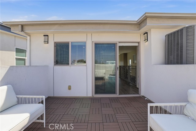 Detail Gallery Image 43 of 67 For 1745 Spreckels Ln, Redondo Beach,  CA 90278 - 3 Beds | 4/1 Baths