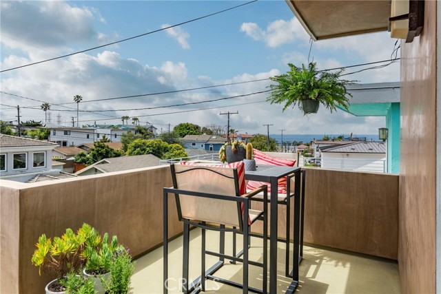 1107 2nd Street, Hermosa Beach, California 90254, 3 Bedrooms Bedrooms, ,1 BathroomBathrooms,Residential,Sold,2nd,SB24118456