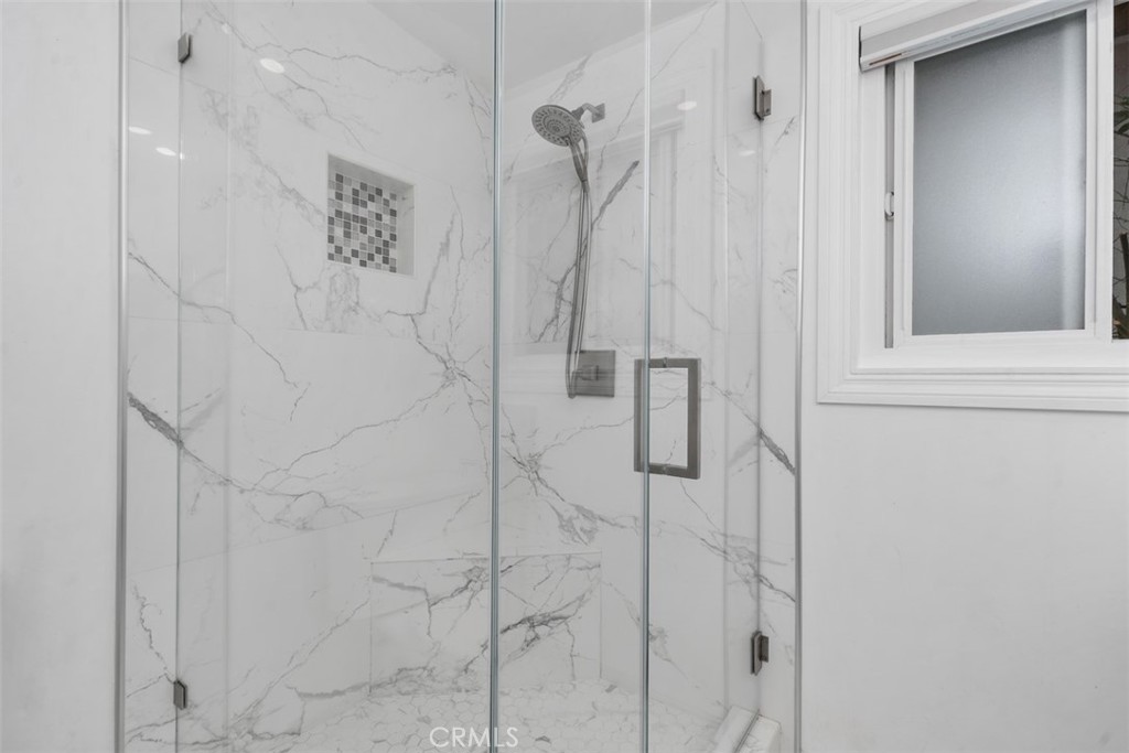 https://media.crmls.org/medias/d08ffd9f-6111-4c92-8af7-e64ac8d24092.jpg?preset=X-Large