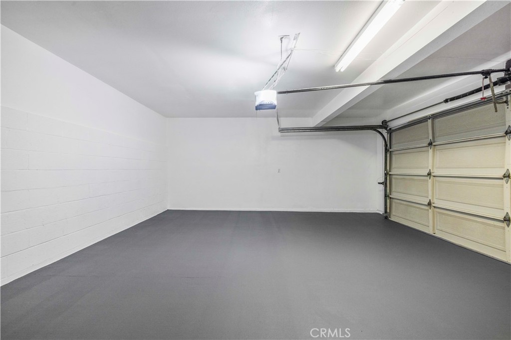 https://media.crmls.org/medias/d090e78b-b37e-432d-8b2a-8f3169b70dd4.jpg?preset=X-Large