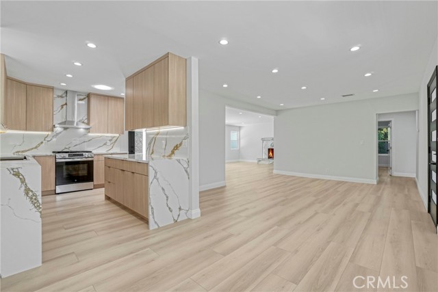 Detail Gallery Image 7 of 32 For 19120 Bessemer St, Tarzana,  CA 91335 - 4 Beds | 3 Baths