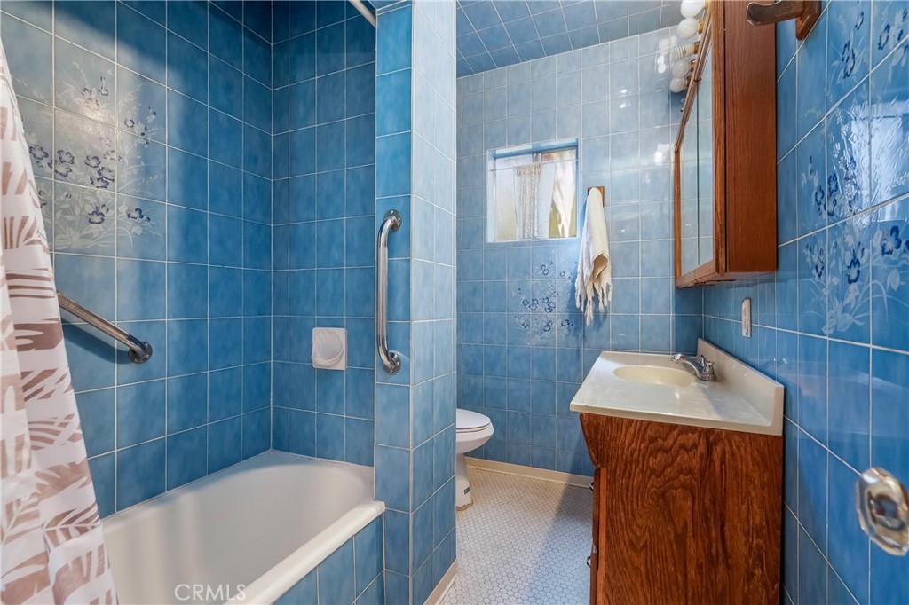 https://media.crmls.org/medias/d092c8e6-f6eb-43bf-94c6-33a5d325744f.jpg?preset=X-Large
