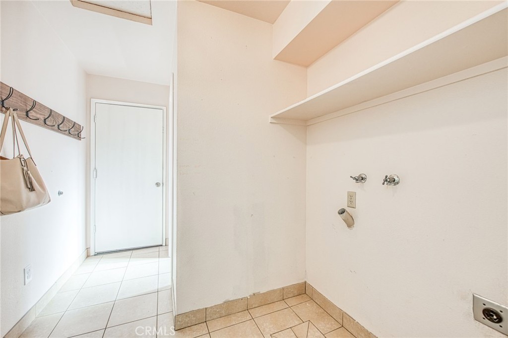 https://media.crmls.org/medias/d096b074-63f5-4b80-be20-302aa386d33d.jpg?preset=X-Large
