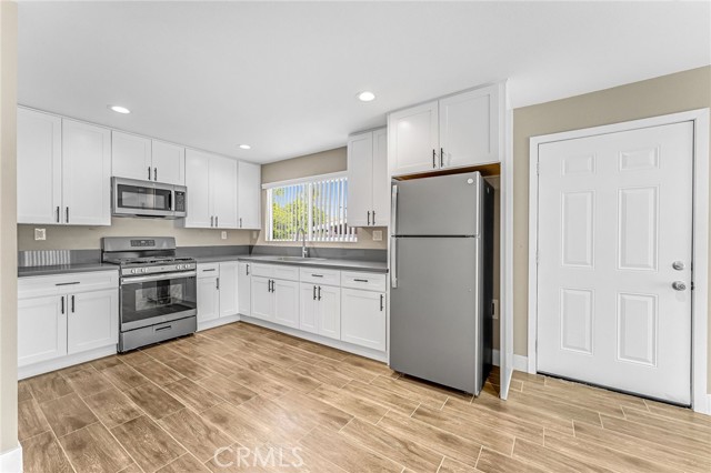 Detail Gallery Image 3 of 21 For 2417 W Stanford, Santa Ana,  CA 92704 - 2 Beds | 1 Baths