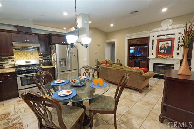 328 Manzanita Court, Ontario CA: https://media.crmls.org/medias/d0a053a2-a000-4693-aab9-74010cb12dbf.jpg