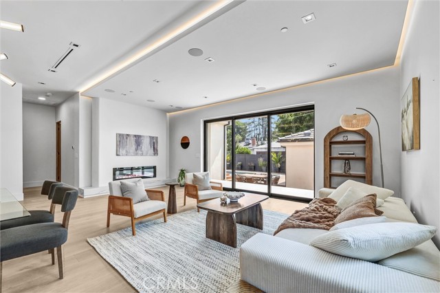 Detail Gallery Image 2 of 56 For 6238 Babcock Ave, North Hollywood,  CA 91606 - 5 Beds | 5/1 Baths