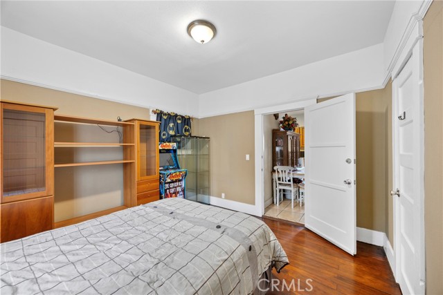 341 W 42nd St, Los Angeles CA: https://media.crmls.org/medias/d0a72af1-a2a6-4793-b1d0-a504b948df36.jpg