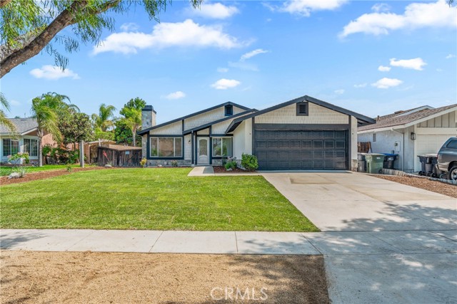 Detail Gallery Image 2 of 32 For 1157 Fallbrook Dr, Corona,  CA 92878 - 4 Beds | 2 Baths