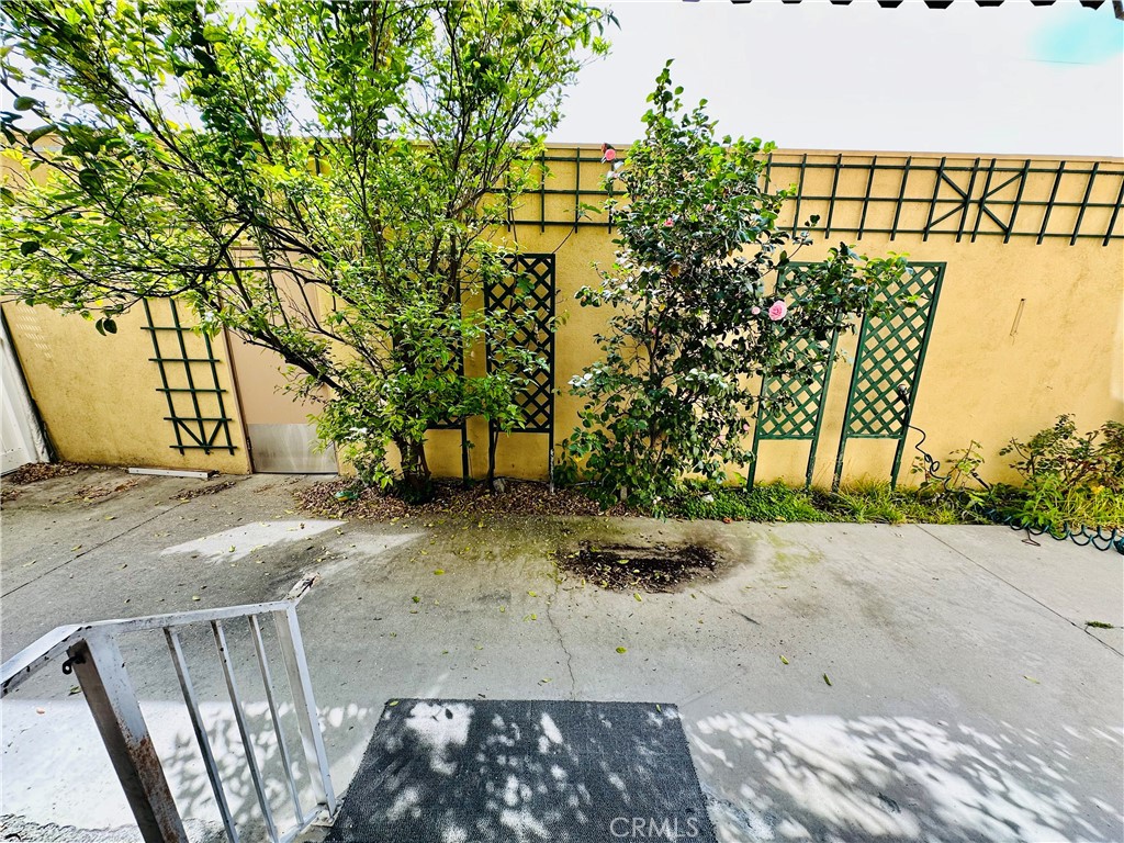 https://media.crmls.org/medias/d0aba2af-81de-4318-9786-5aa606018f57.jpg?preset=X-Large