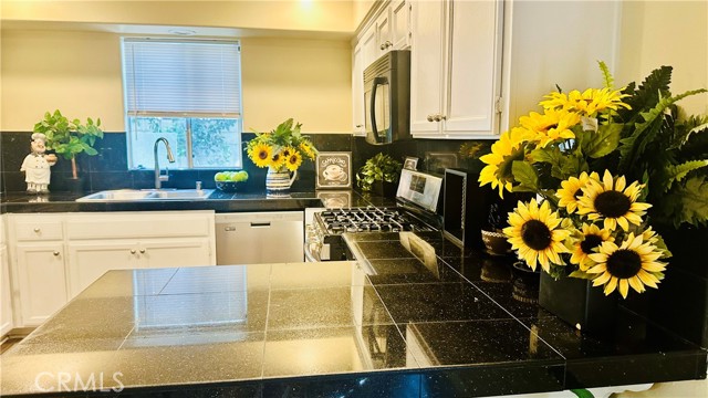 Detail Gallery Image 20 of 45 For 18336 1/2 Keswick St, Reseda,  CA 91335 - 4 Beds | 3/1 Baths