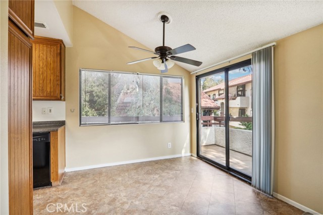 Detail Gallery Image 8 of 39 For 27949 Tyler Ln #346,  Canyon Country,  CA 91387 - 3 Beds | 2 Baths