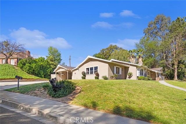 Detail Gallery Image 2 of 42 For 134 W Broadbent, Riverside,  CA 92507 - 4 Beds | 3 Baths