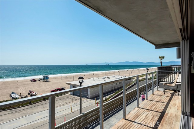 2208 The Strand, Manhattan Beach CA: https://media.crmls.org/medias/d0be7069-a88e-4ce1-8c5b-0b5a5f5c90b3.jpg