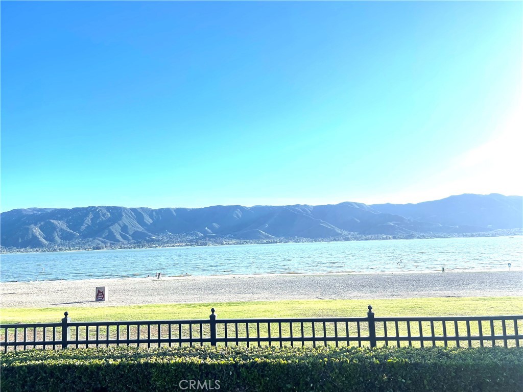 https://media.crmls.org/medias/d0c35243-e6ff-432f-8315-516208b391b5.jpg?preset=X-Large