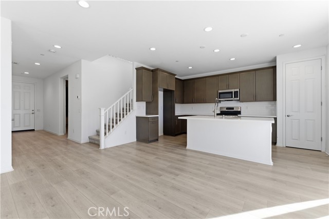 Detail Gallery Image 2 of 20 For 43869 Hampton, Lancaster,  CA 93536 - 4 Beds | 3 Baths