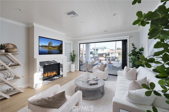 Detail Gallery Image 5 of 42 For 133 13th St, Seal Beach,  CA 90740 - 4 Beds | 4/1 Baths