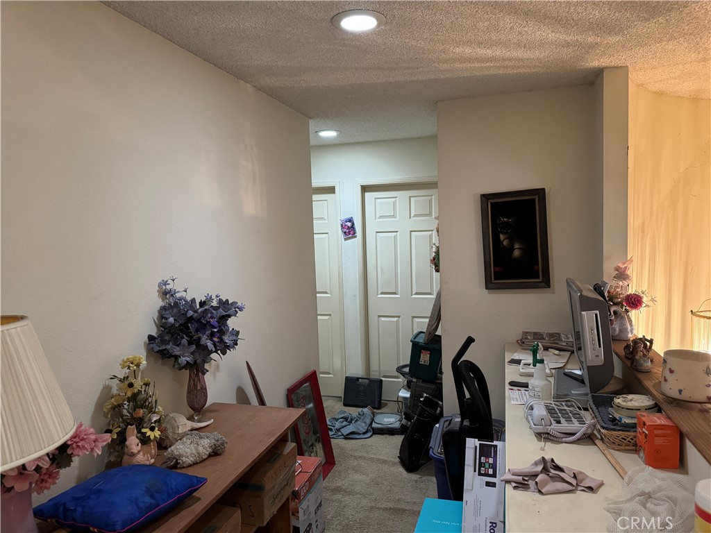 https://media.crmls.org/medias/d0caa5a3-f696-4da6-946e-88a97e0c7514.jpg?preset=X-Large