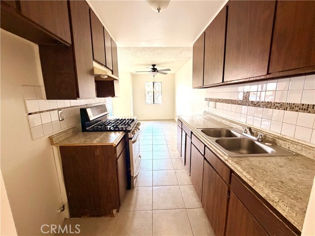 Detail Gallery Image 16 of 25 For 14134 Delano, Van Nuys,  CA 91401 - 2 Beds | 2 Baths