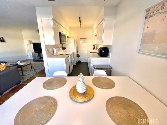 Detail Gallery Image 11 of 33 For 5003 Tilden Ave #204,  Sherman Oaks,  CA 91423 - 2 Beds | 2 Baths