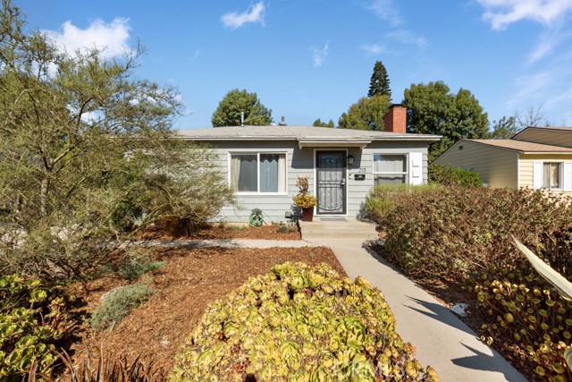 213 East 45th Street, Long Beach CA: https://media.crmls.org/medias/d0cfcfbd-1906-4eb0-bc36-3a7255ef7448.jpg