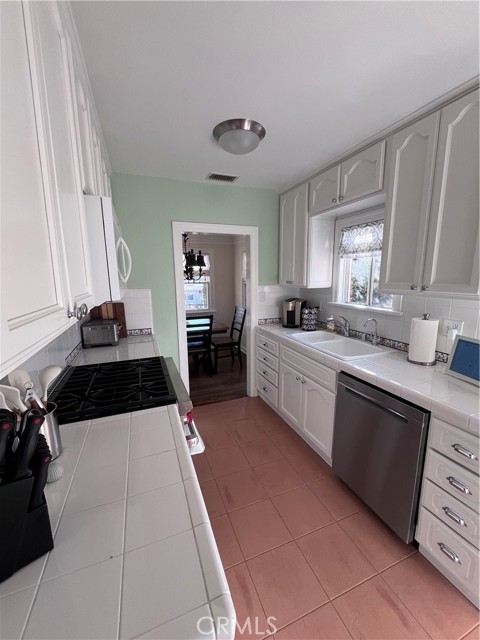 609 Hillcrest Street, El Segundo CA: https://media.crmls.org/medias/d0d0b4a2-5475-4e8c-b78a-f154d26f6db6.jpg