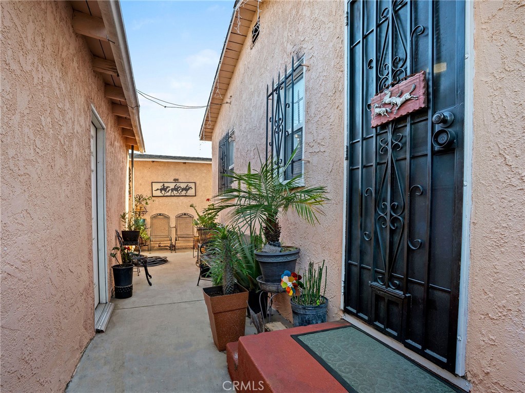 https://media.crmls.org/medias/d0d21301-a73c-45a1-8975-c822e491cff1.jpg?preset=X-Large