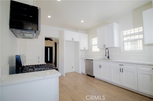 2101 Arlington Avenue, Los Angeles CA: https://media.crmls.org/medias/d0d70054-c7d8-48ae-9c5f-3910355adaef.jpg
