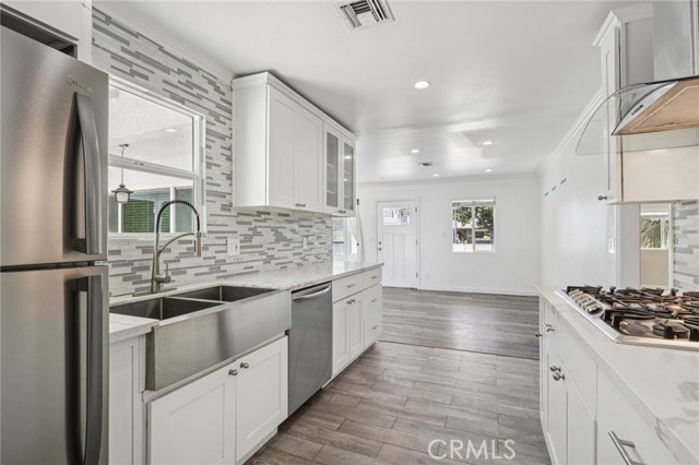 Detail Gallery Image 10 of 51 For 17043 Celtic St, Granada Hills,  CA 91344 - 4 Beds | 3 Baths