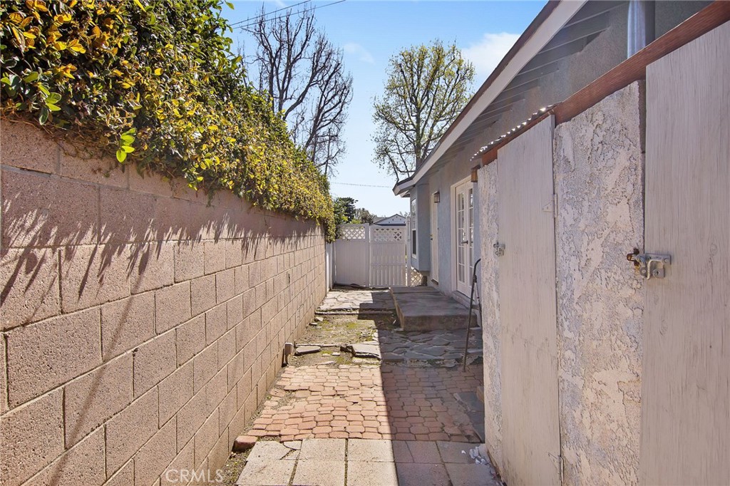 https://media.crmls.org/medias/d0da0d20-eabf-4ca8-9244-c8b05a03684c.jpg?preset=X-Large