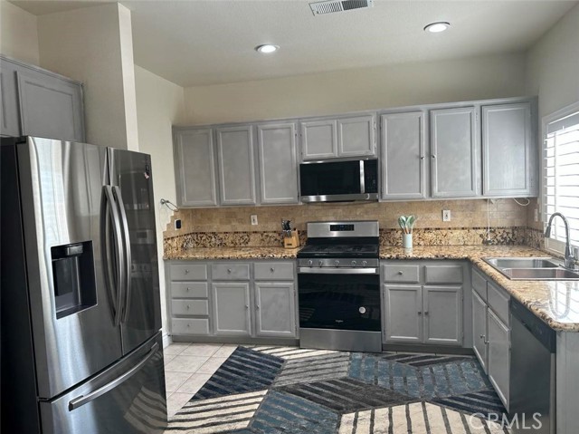 Detail Gallery Image 6 of 24 For 16165 Windcrest Dr, Fontana,  CA 92337 - 3 Beds | 2/1 Baths