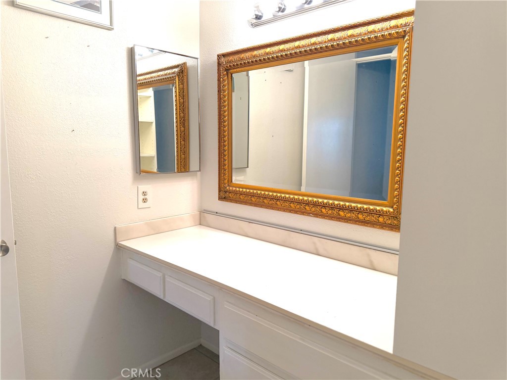 https://media.crmls.org/medias/d0e2d3c9-f310-4dc1-88c1-0aae332f0de6.jpg?preset=X-Large