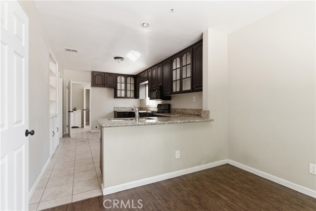 Detail Gallery Image 10 of 45 For 15000 Hamlin St, Van Nuys,  CA 91411 - 5 Beds | 3 Baths