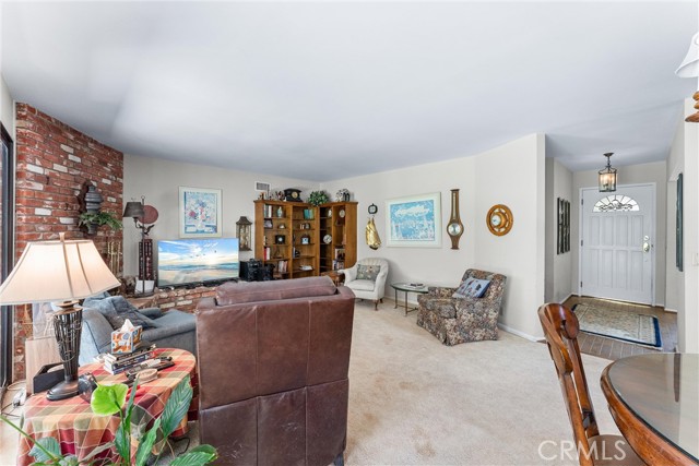 19302 Maynard Way, North Tustin CA: https://media.crmls.org/medias/d0eac298-c51b-4b19-b372-650037970e01.jpg