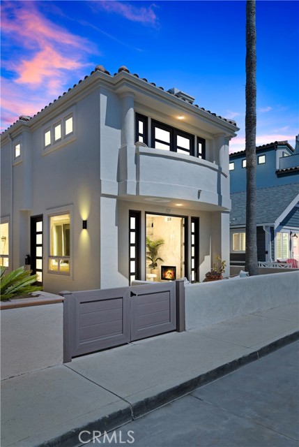 Detail Gallery Image 1 of 30 For 125 24th St, Newport Beach,  CA 92663 - 4 Beds | 3/1 Baths