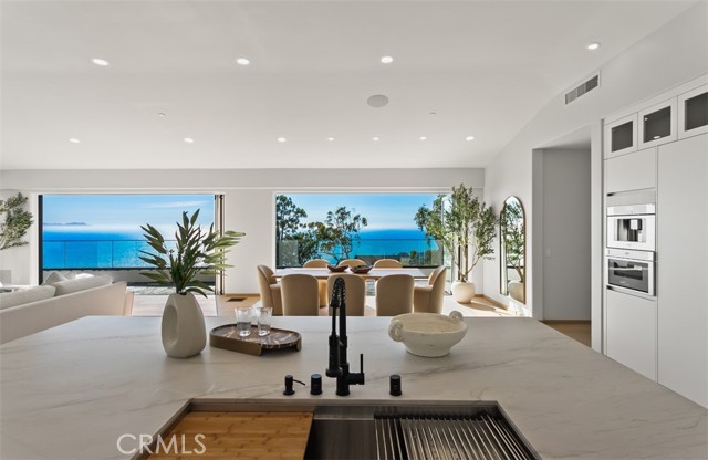 31 N Vista De Catalina, Laguna Beach CA: https://media.crmls.org/medias/d0f3e0d5-274a-41d8-afcb-aaa797194ff2.jpg