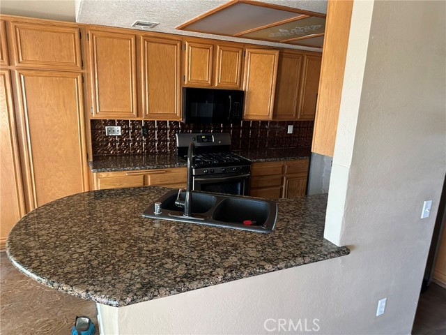 Detail Gallery Image 7 of 19 For 1715 Lake Way, Lancaster,  CA 93534 - 5 Beds | 2/1 Baths