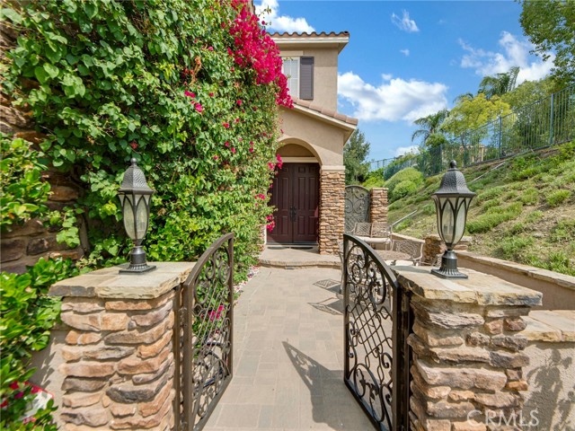 Detail Gallery Image 4 of 43 For 28346 Linda Vista, Canyon Country,  CA 91387 - 6 Beds | 3 Baths