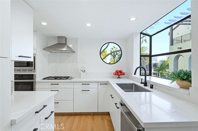 Detail Gallery Image 14 of 29 For 11601 Montana Ave #7,  Los Angeles,  CA 90049 - 2 Beds | 3 Baths