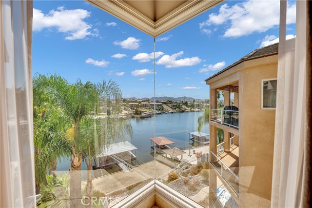 Detail Gallery Image 10 of 70 For 22166 W San Joaquin Dr, Canyon Lake,  CA 92587 - 5 Beds | 4/1 Baths