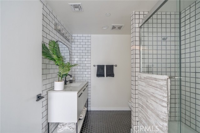 171 N Church Lane, Los Angeles CA: https://media.crmls.org/medias/d0ff31ff-5a4e-4776-84d7-efa237964ab4.jpg