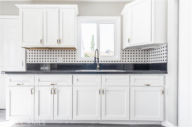 2008 Sequoia Drive, Barstow CA: https://media.crmls.org/medias/d102fd94-64b5-4e0f-aa23-80ef35270250.jpg