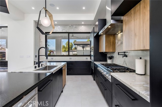 Detail Gallery Image 17 of 75 For 22745 Califa St, Woodland Hills,  CA 91367 - 5 Beds | 4 Baths