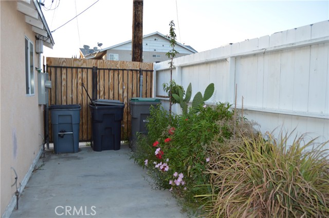 24758 Chestnut St, Newhall CA: https://media.crmls.org/medias/d105b162-b500-4a72-8cae-4e5f28bb804d.jpg