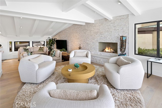 Detail Gallery Image 7 of 38 For 32 Emerald Bay, Laguna Beach,  CA 92651 - 3 Beds | 3/1 Baths